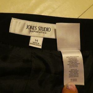 Jones Studio size 14 black knee length skirt with chiffon layers, side zipper